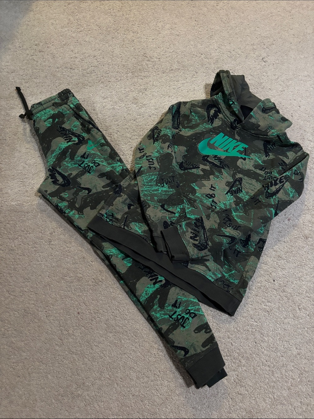 Nike Kids Green Camo Hoodie & Jogger Set with Teal Logo Boys XL